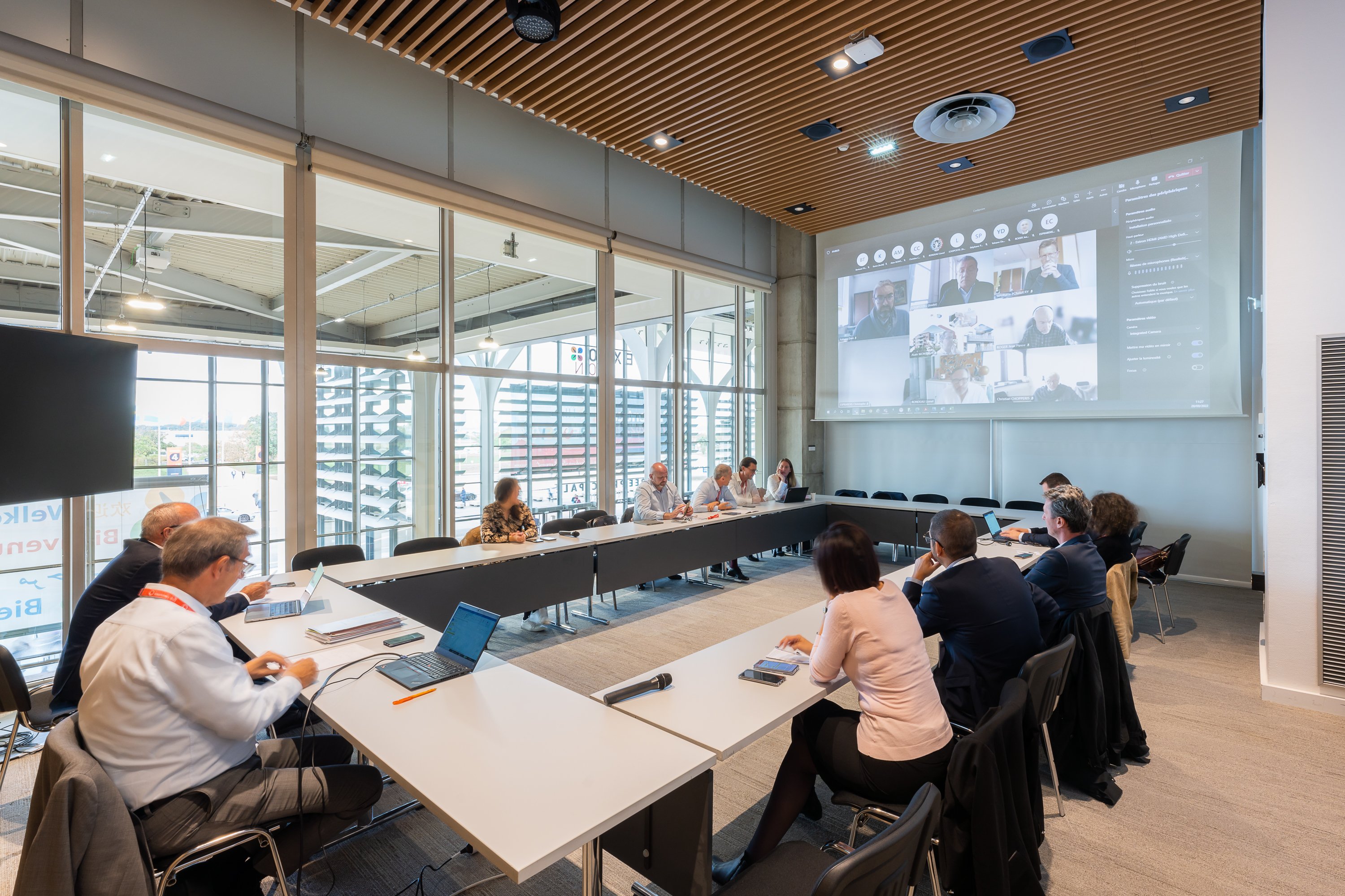 7 - Réunion teams distanciel vitre écran © Bertrand Perret.jpg